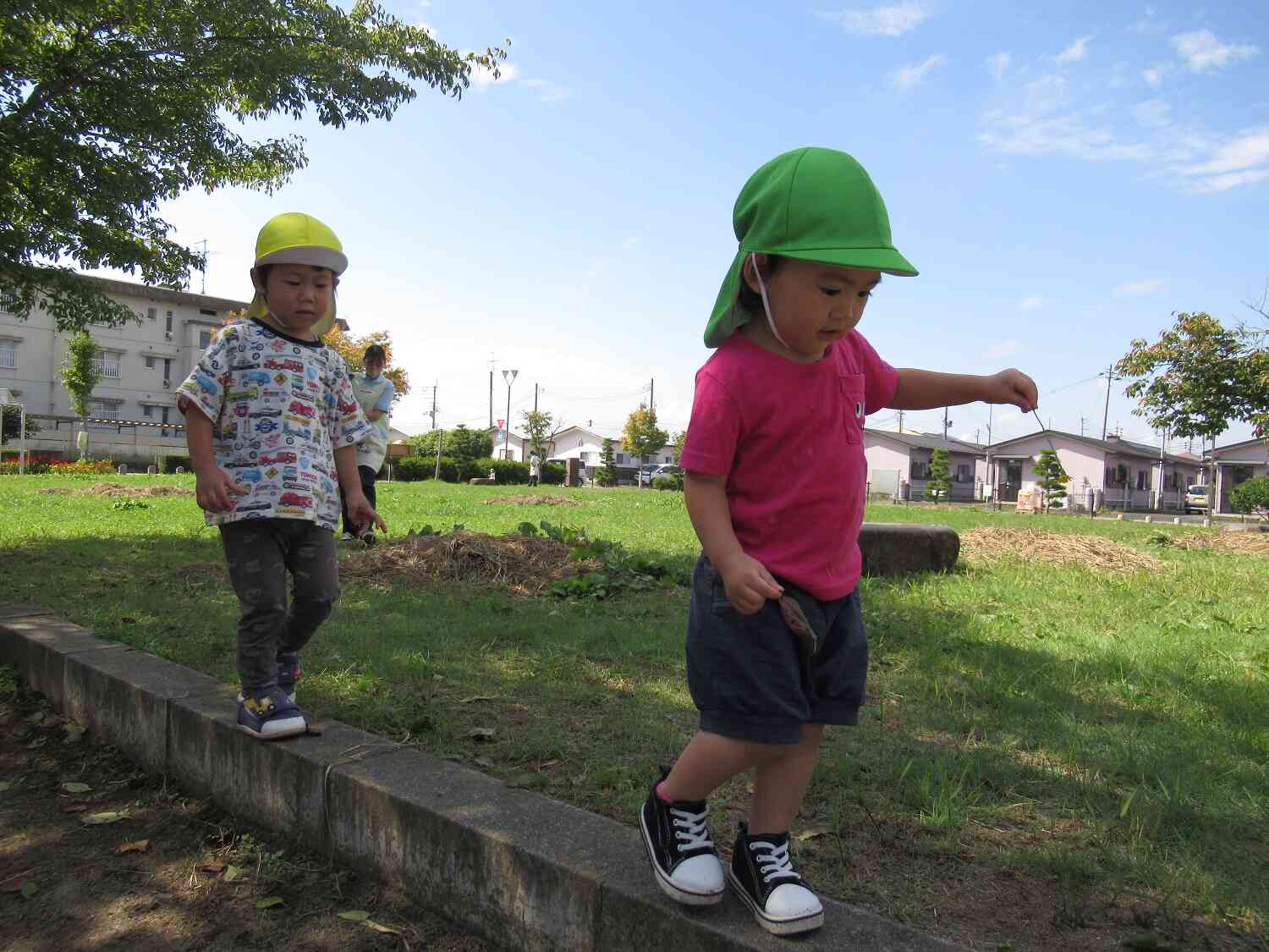 戸外遊び　～１歳児・あひる組、２歳児・うさぎ組～