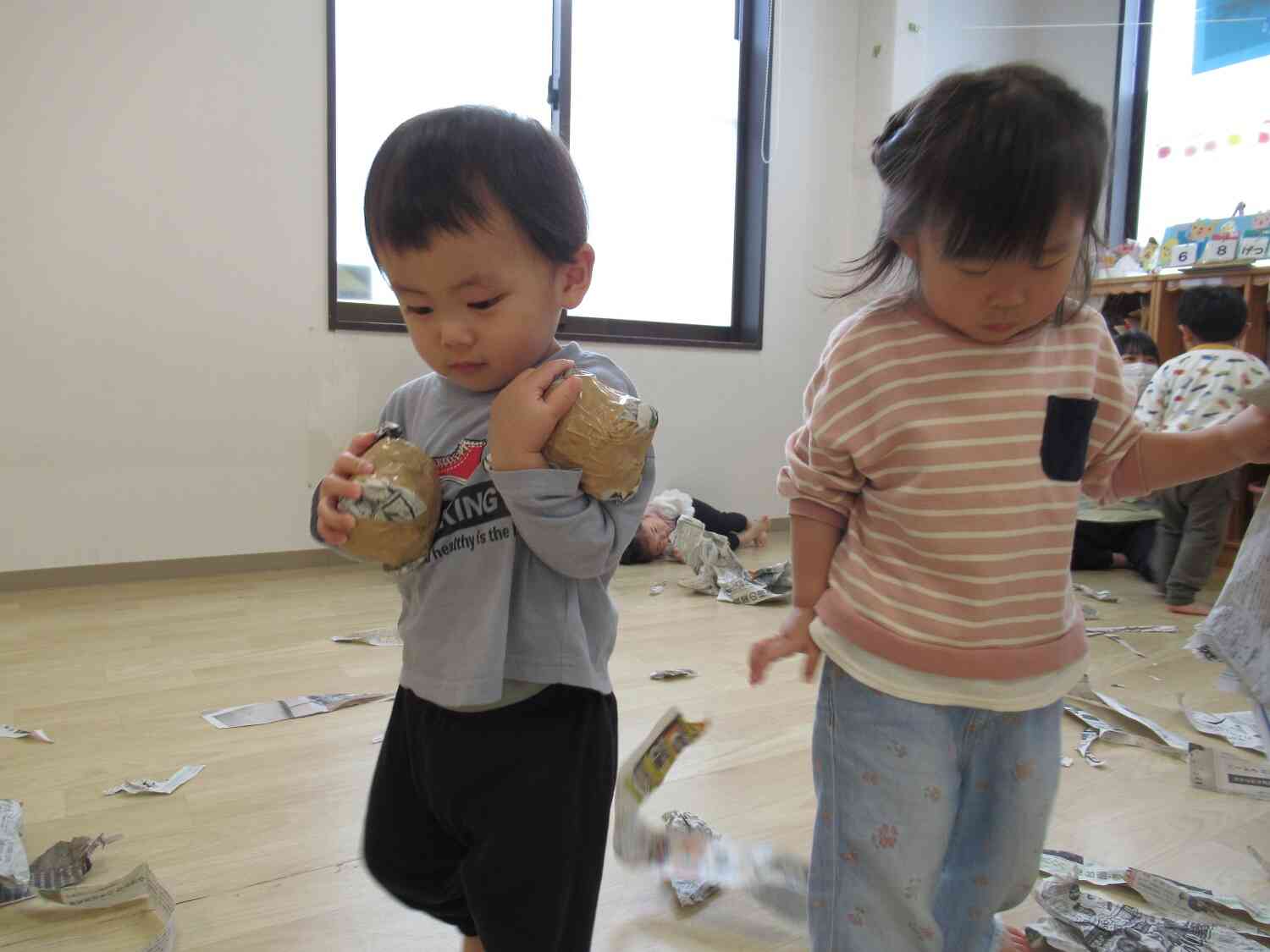 新聞紙遊びをしたよ！