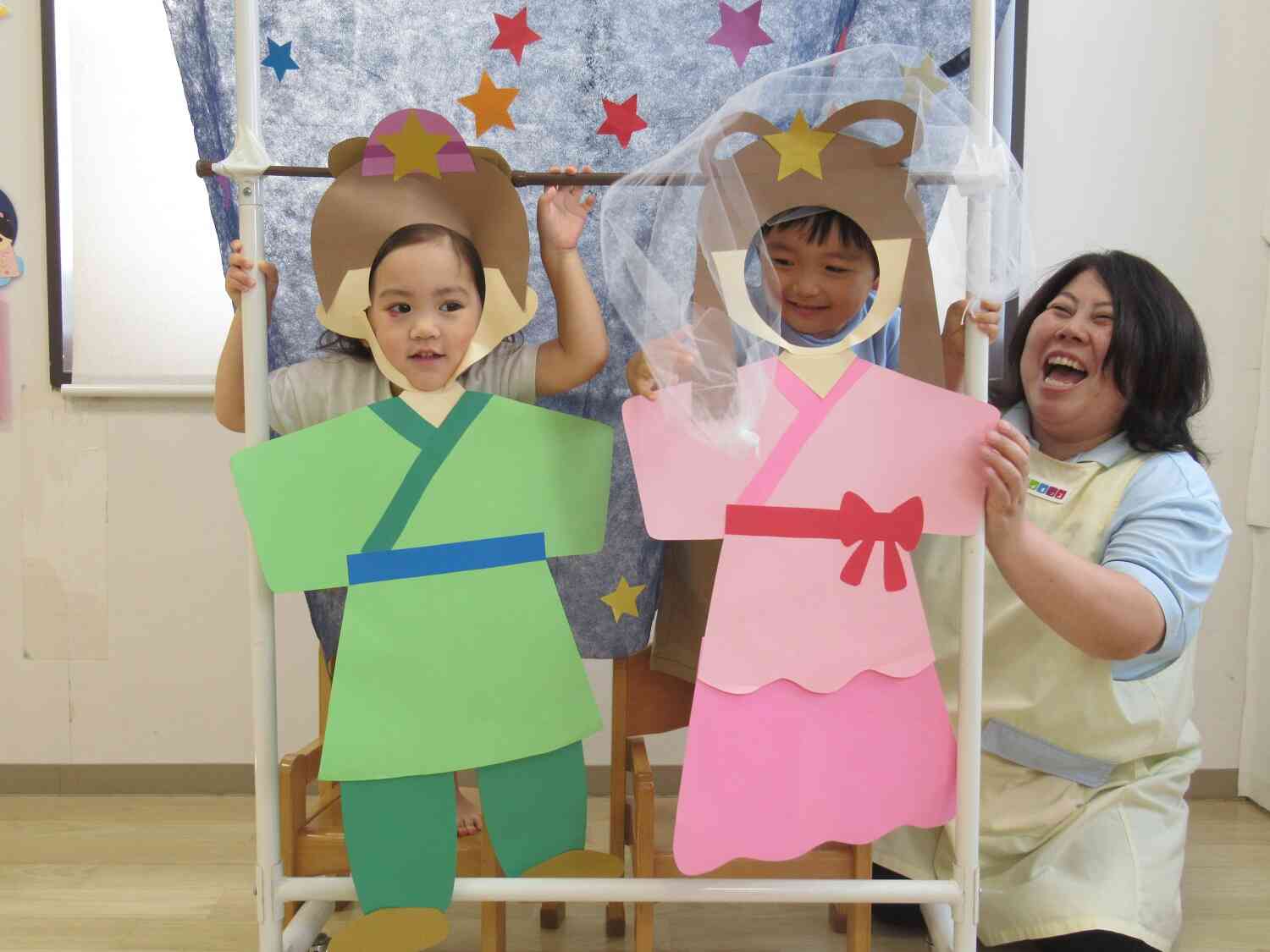 顔をはめてハイ、チーズ！