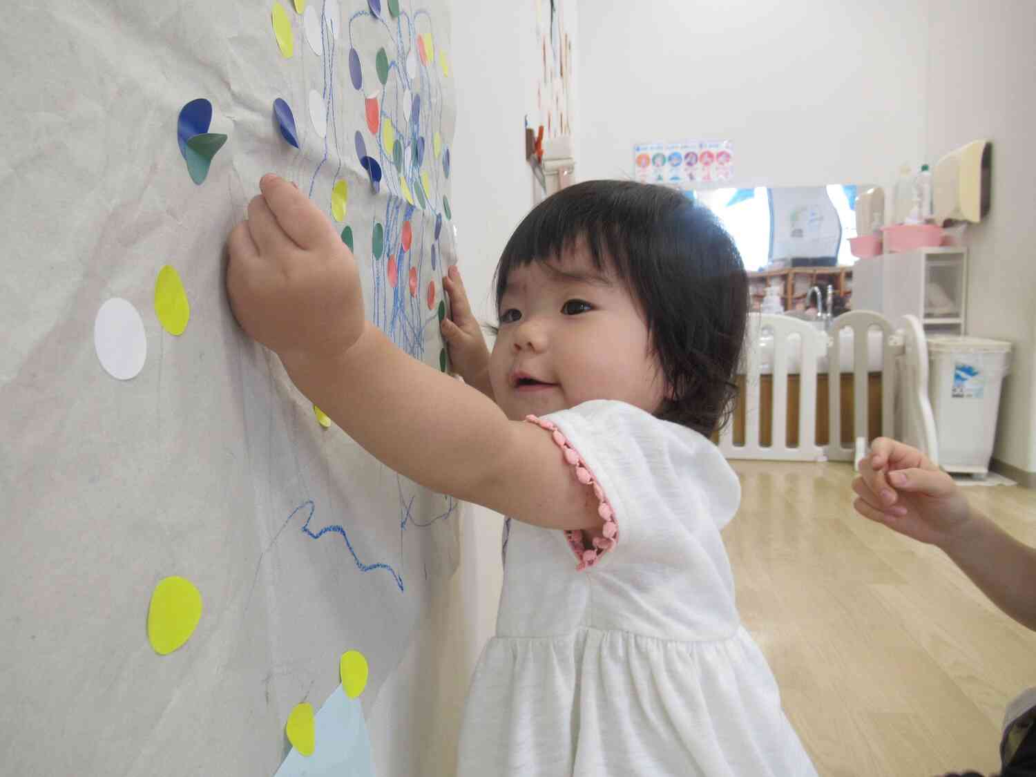 壁にも描いちゃおう！