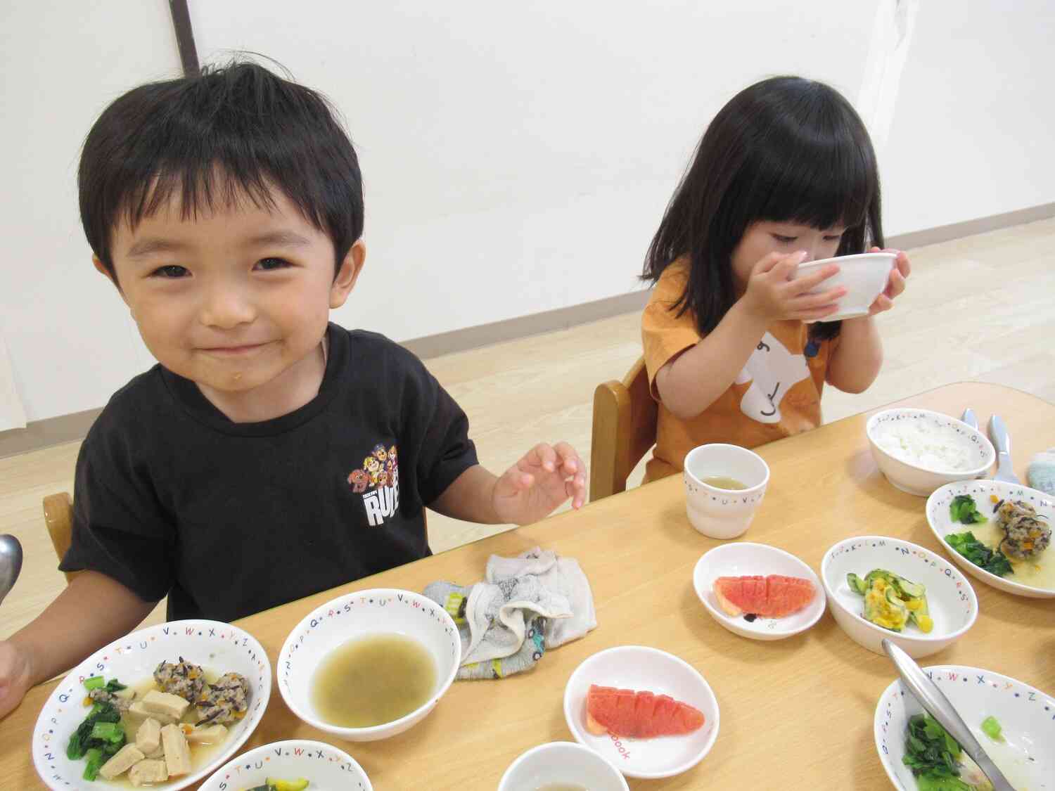 もぐもぐ、ごくごく♪