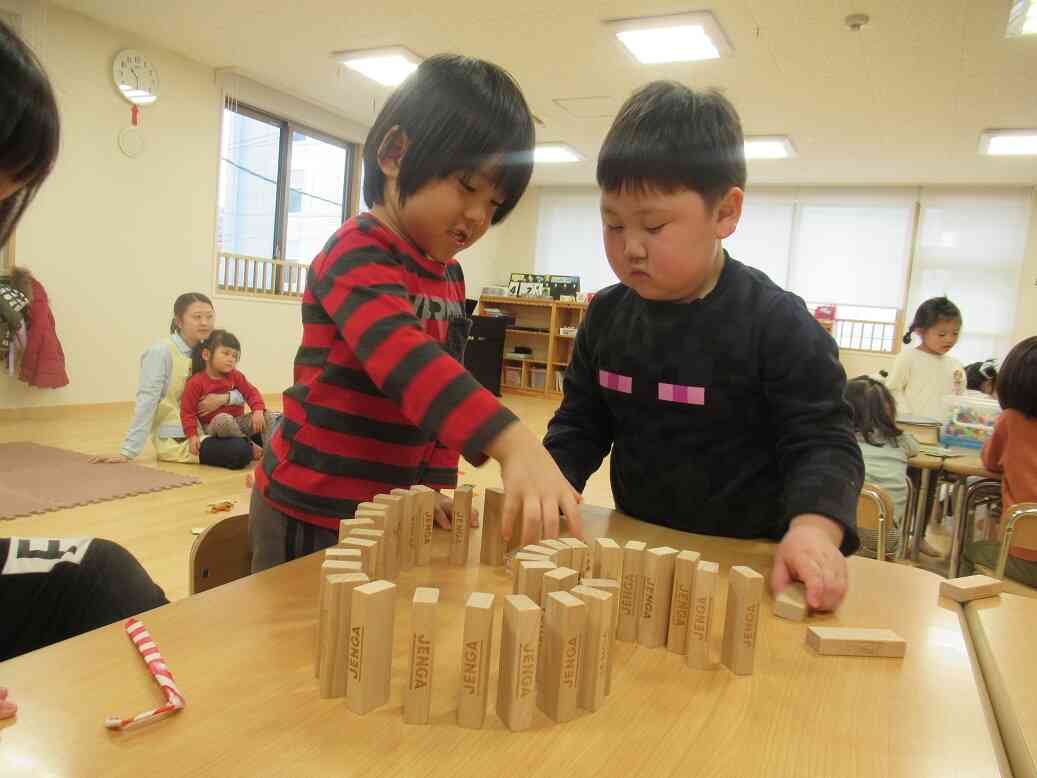幼児さんはお部屋でのんびり自由遊びをしています♪