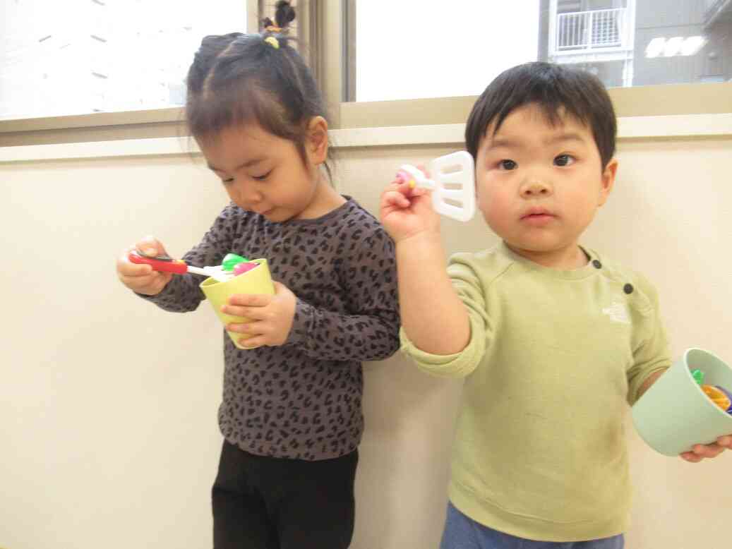 うさぎ組さん（２歳児）はおままごとでごっこ遊びや見立て遊びを楽しんでいます♪