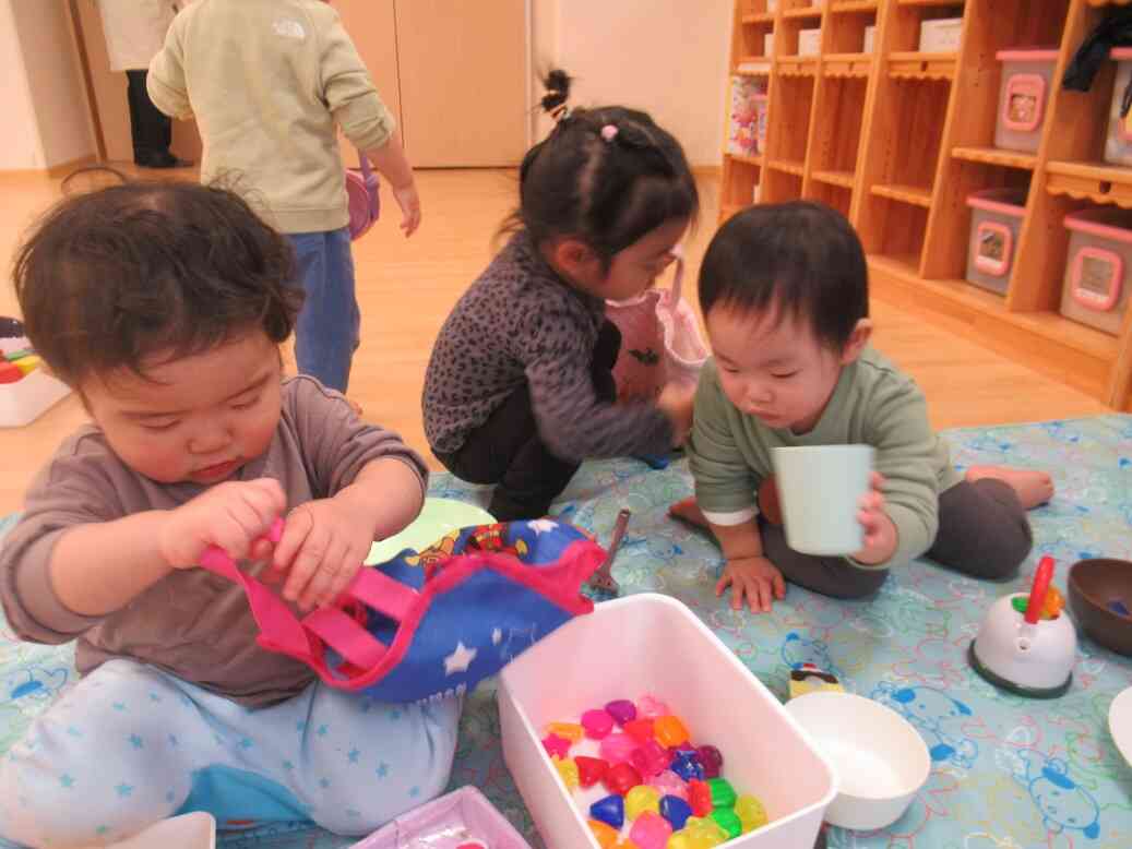 あひる組さん(１歳児)はお部屋でおままごと遊びを楽しんでいます！