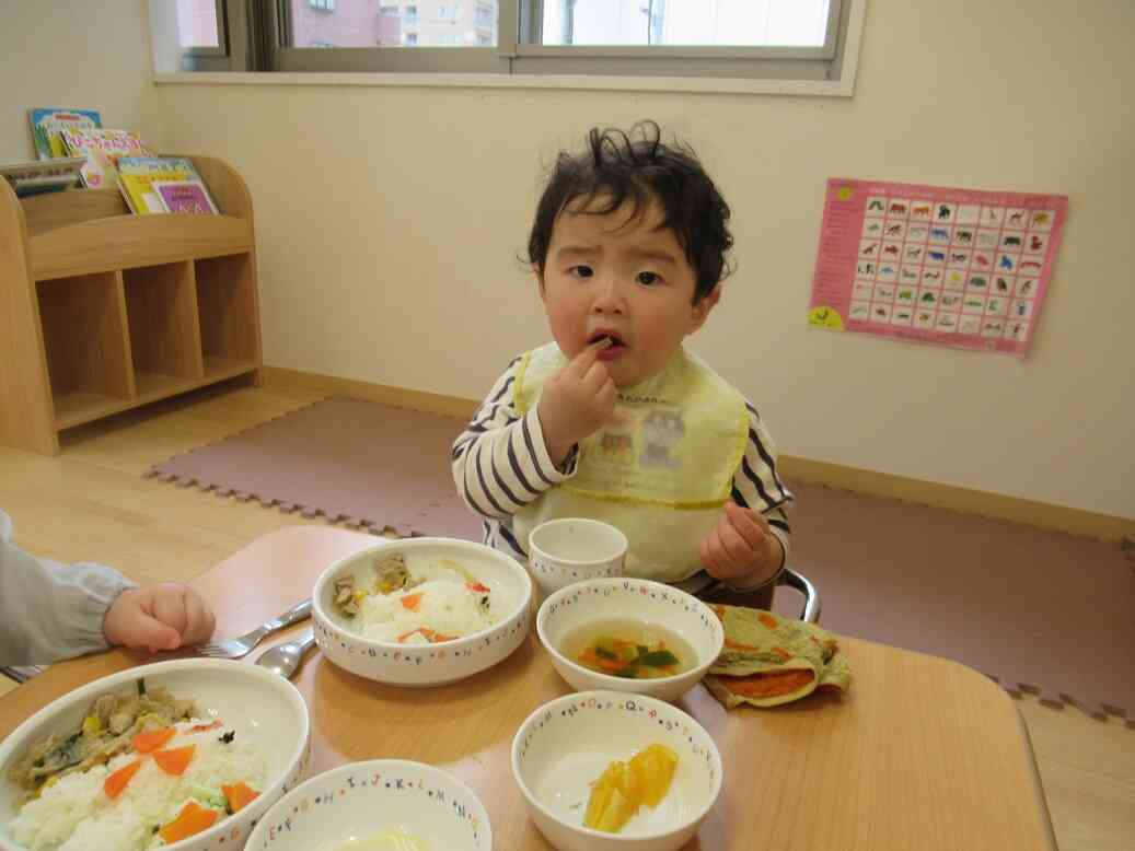手づかみ食べでモグモグ！