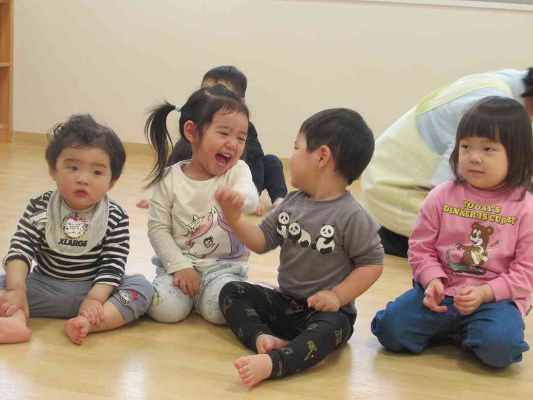 お友だちと手を繋いでニッコニコ♪