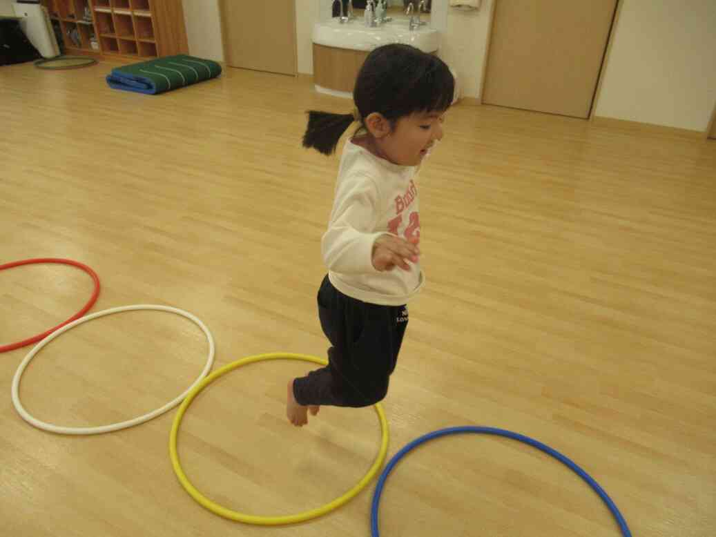 足をくっつけて両足ジャンプをし、フラフープを飛び越える運動では1つ1つ丁寧に跳び越えていました！