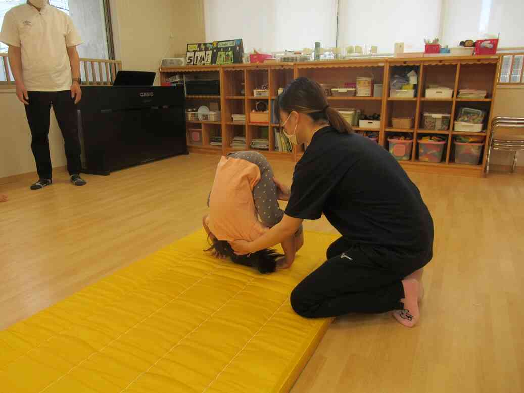 足や手、頭の位置を確認しながらでんぐり返しに挑戦！綺麗にくるりと回ることができました♪