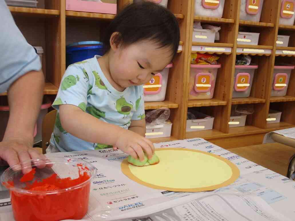 絵の具をつけてぺったん！