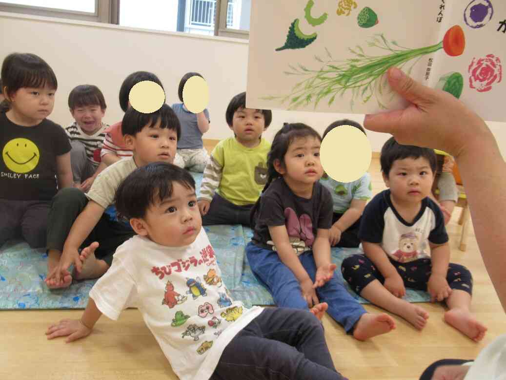 『やさいぺたぺたかくれんぼ』という絵本を見て期待度が高まる子どもたち!