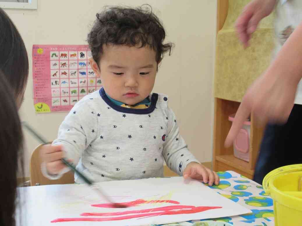 絵の具をペタペタ♪
