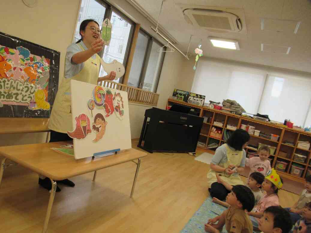 保育士の出し物『ばけばけばけばけ　ばけたくん』のパネルシアターに釘付け！