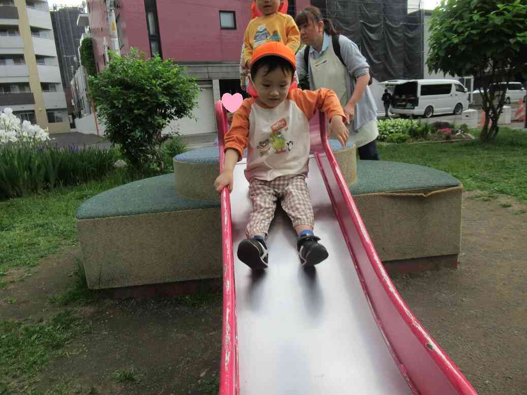 滑り台大好き!