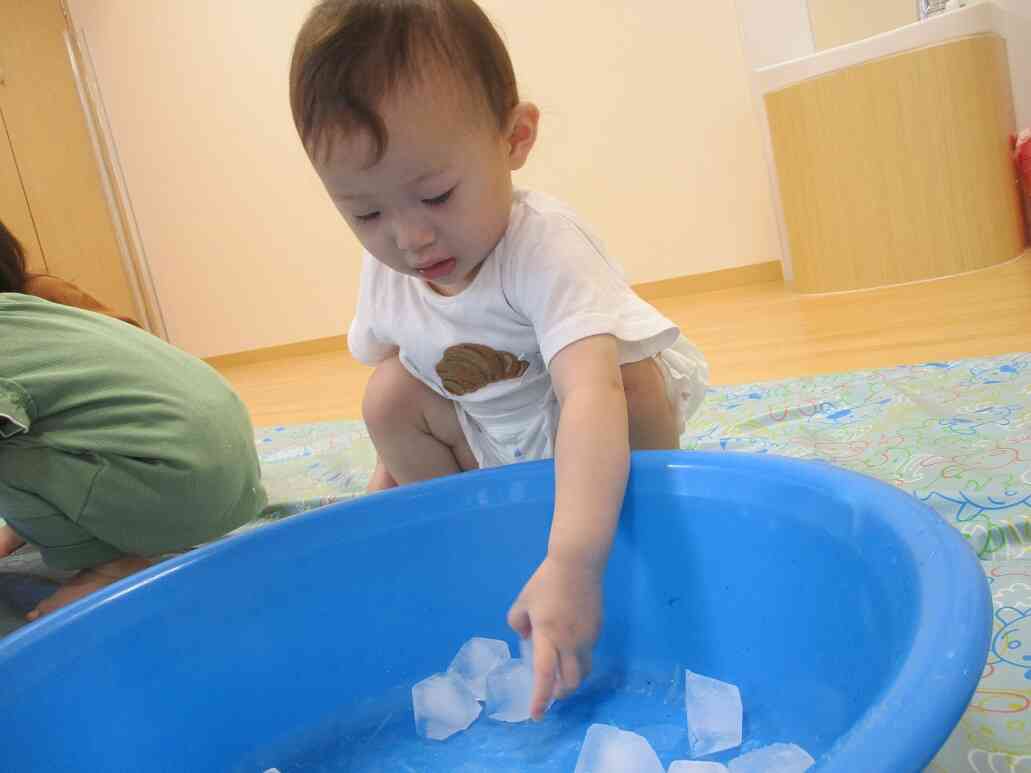初めての氷遊び！