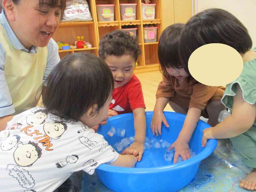 氷って冷たいね！