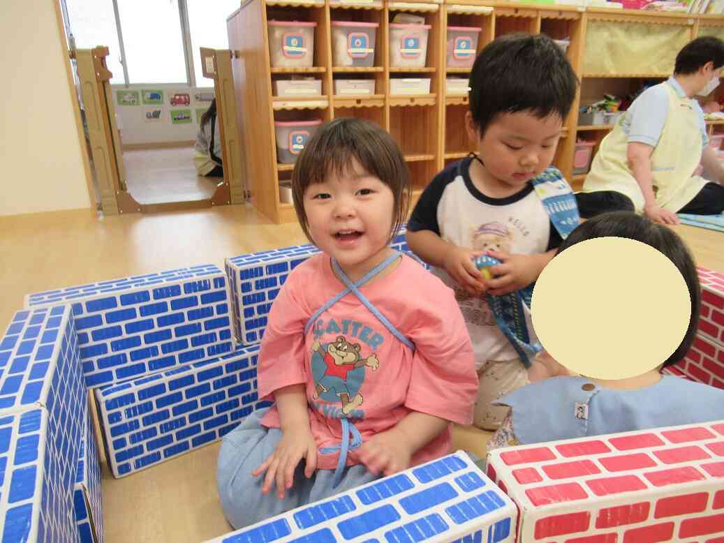 段ボールレンガをせっせと運んで。。。