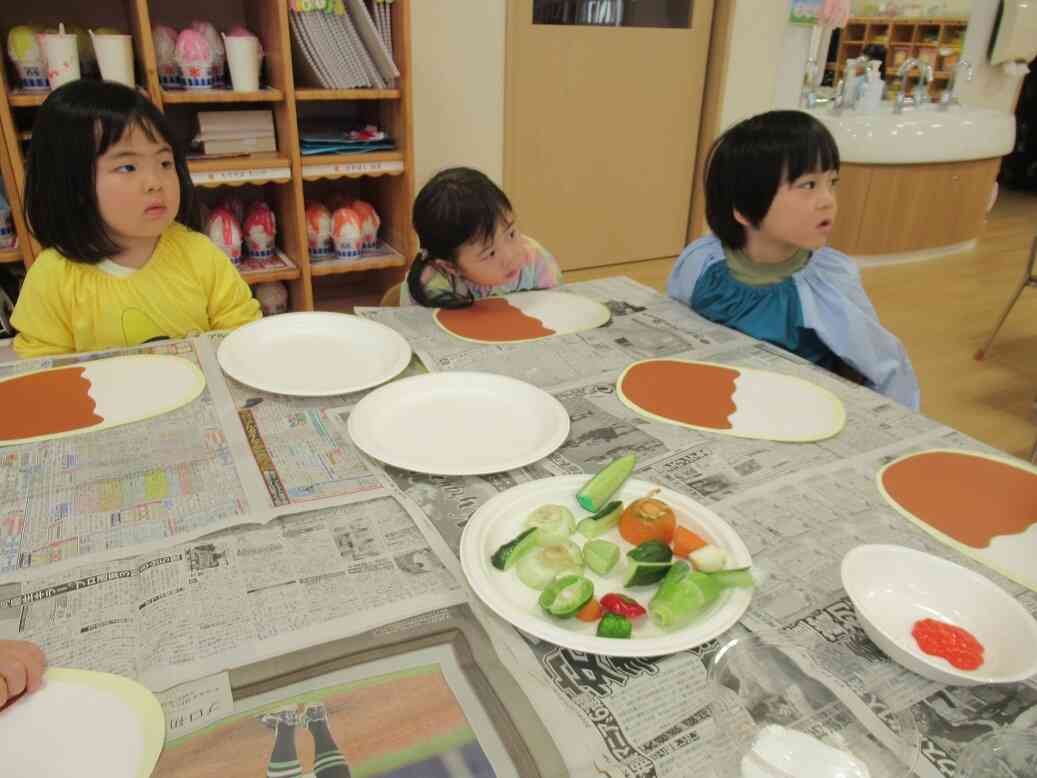 カレーライスに野菜スタンプしたよ！（幼児クラス）