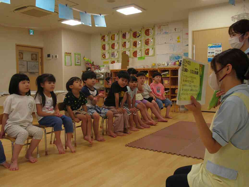 とうもろこしの皮むきをしました♬（幼児クラス）