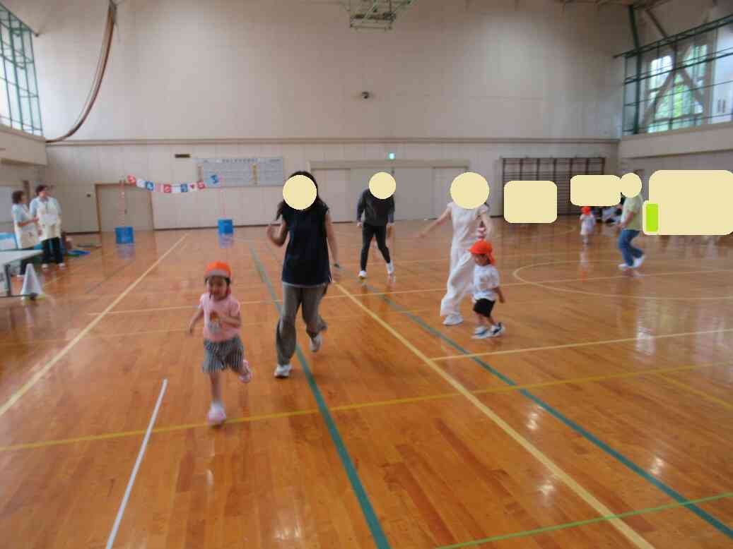 2歳児は保護者と一緒にリズム運動とストップゲームで大盛り上がり‼