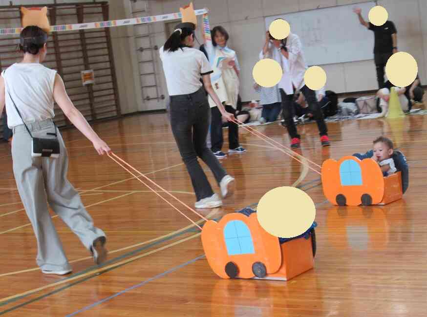 0歳児の親子競技『シンデレラ～急いでお城に戻らなきゃ～』