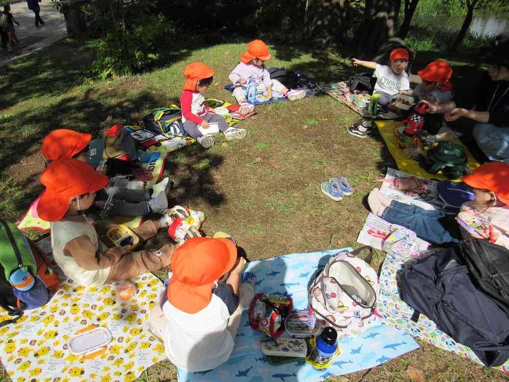 遊んだ後はお楽しみのお弁当タイム