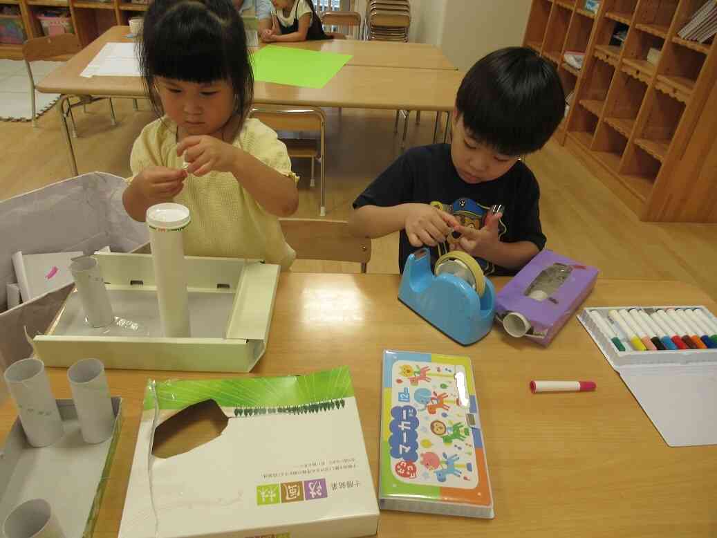 廃材を使った製作遊びに夢中♪