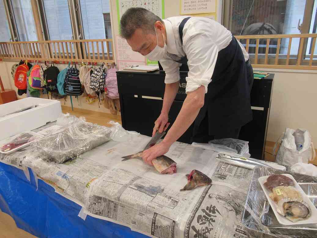 本物のお魚を見てワクワク！