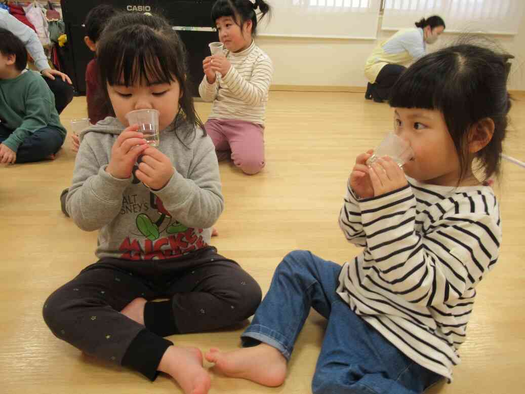 食育活動でだしの飲み比べをしました。