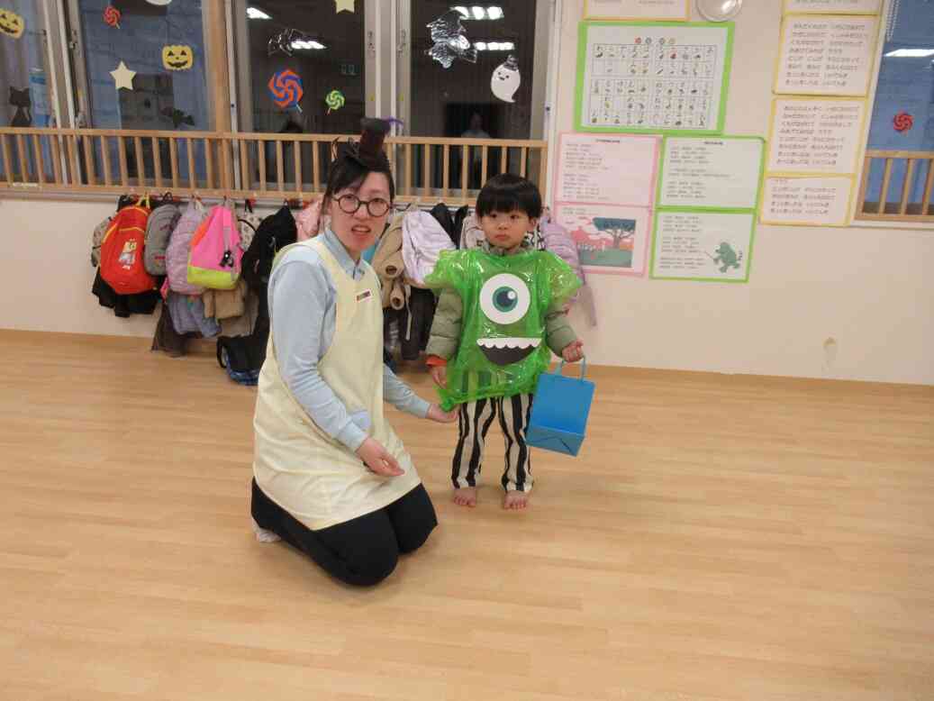 素敵な衣装をみんなに披露しています!