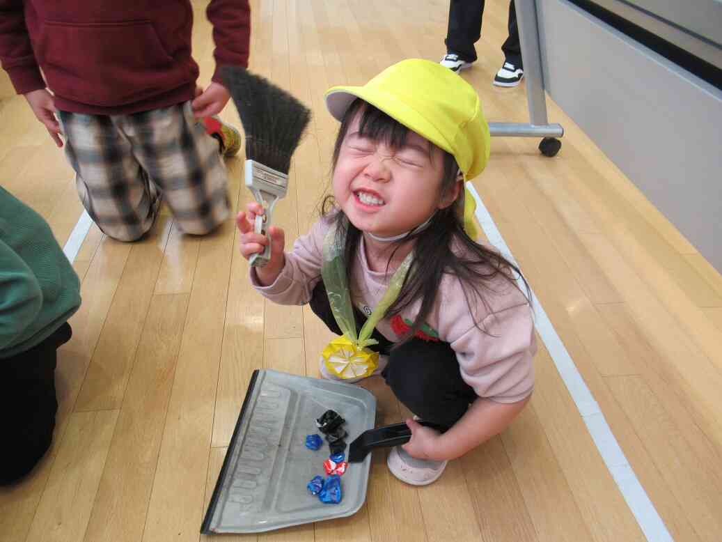 お掃除コーナーでは、ほうきとちりとりを使ってお掃除ゲーム！