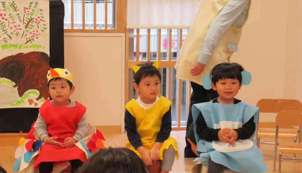 2歳児による劇ごっこ『おすわり　どうぞ』