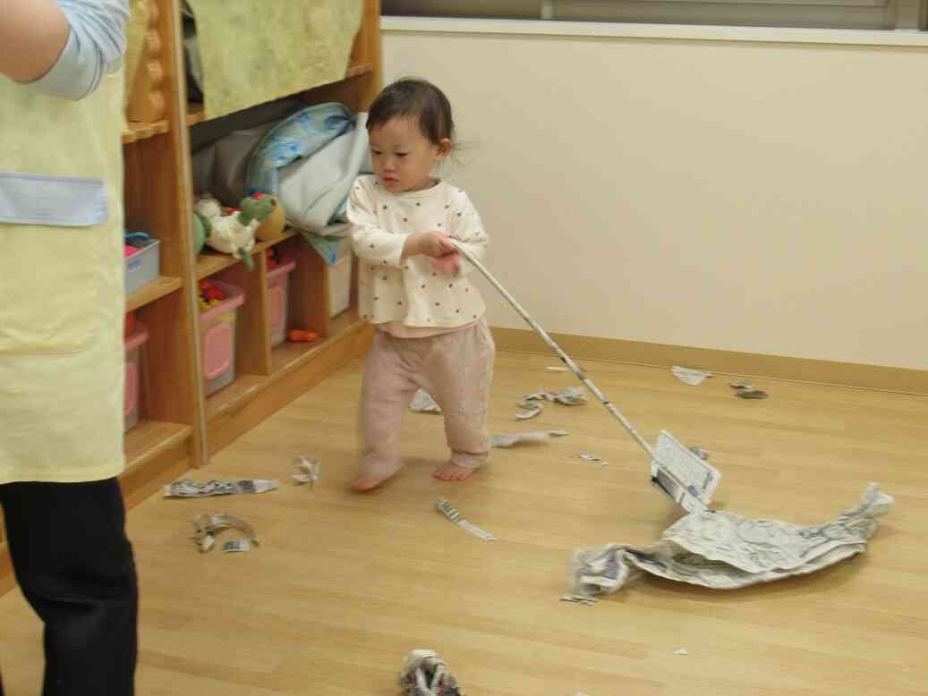 新聞紙遊びって楽しいね！（乳児）