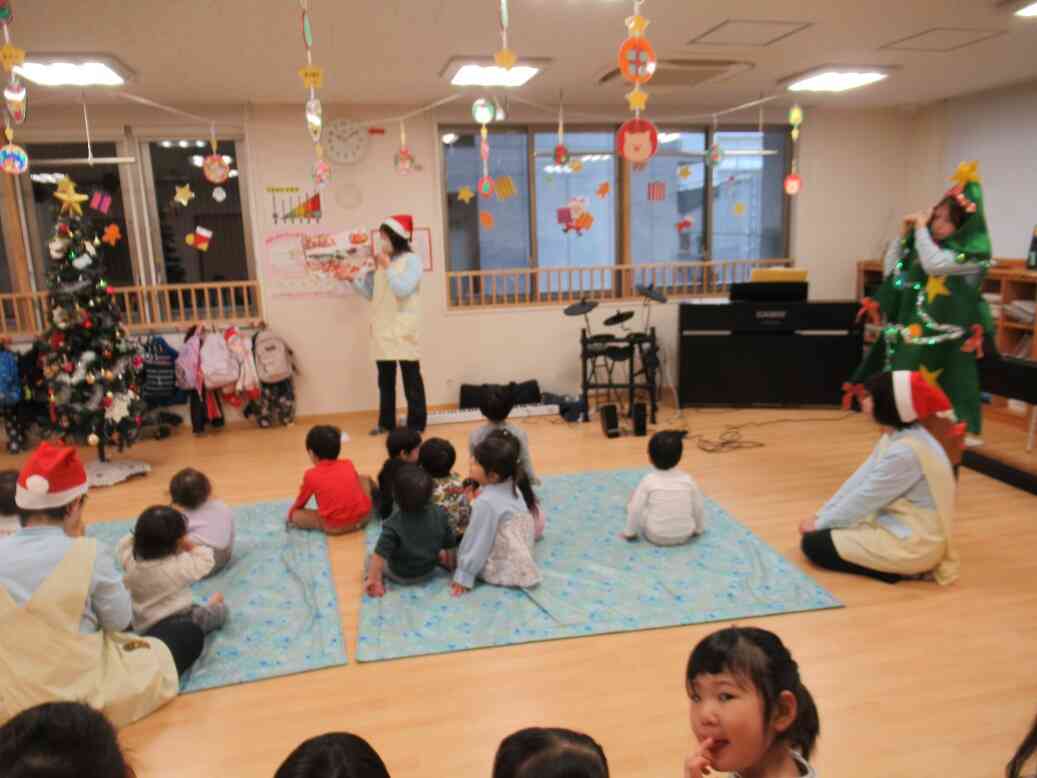 『サンタクロースと小人たち』というお話を楽しみました。