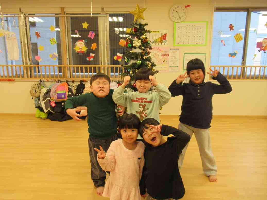 クリスマスツリーを飾りました!