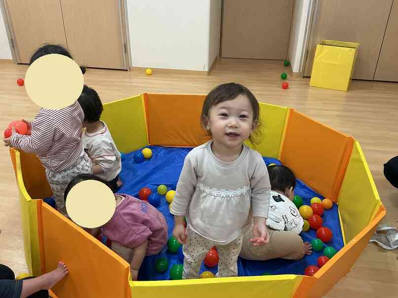 お部屋で体を動かして遊んでいます♫（乳児）