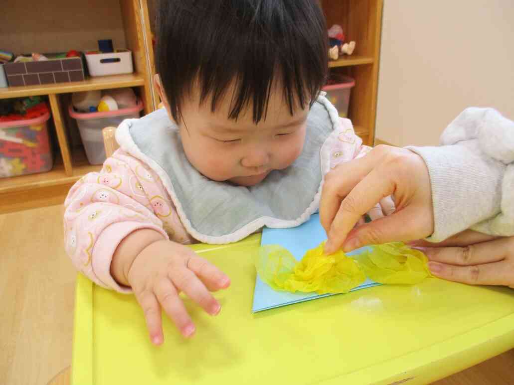 お花紙の感触楽しいね！