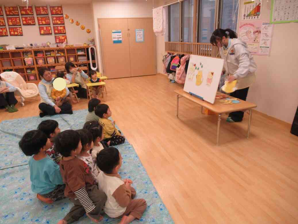 保育士からの出し物は『猫のお医者さん』のパネルシアター