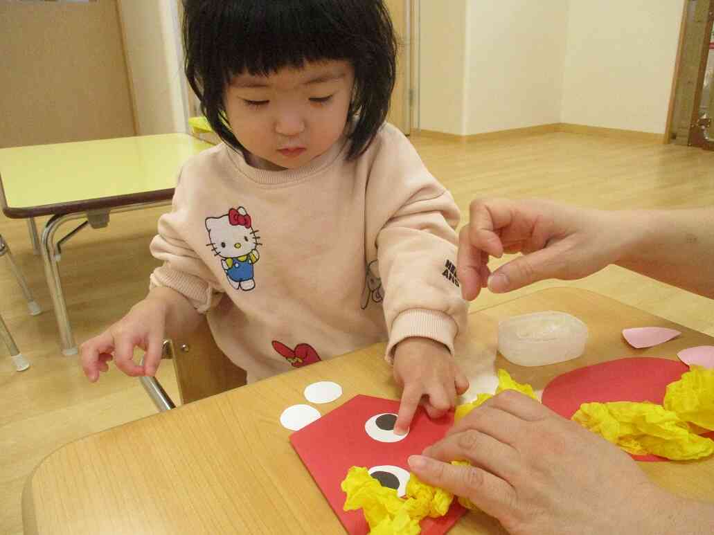 どこに目を貼ろうかな？