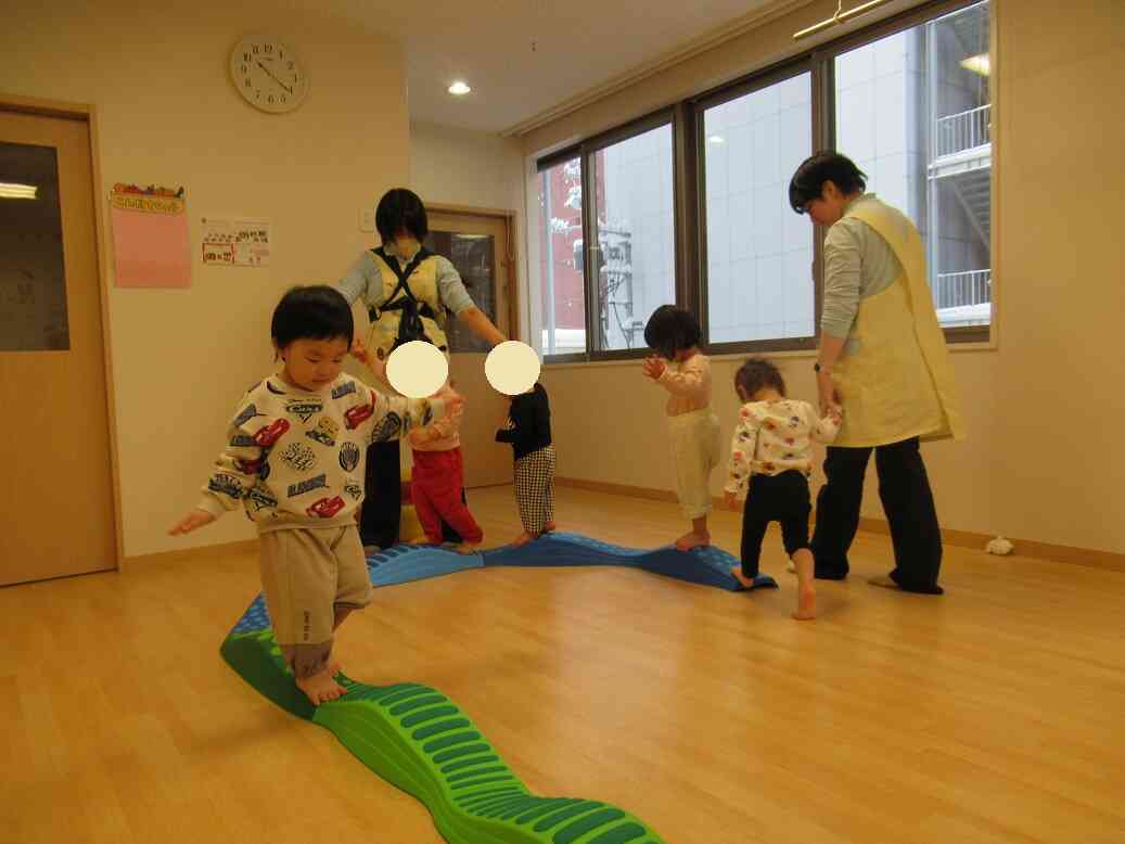 腕でバランスをとって歩いているよ！