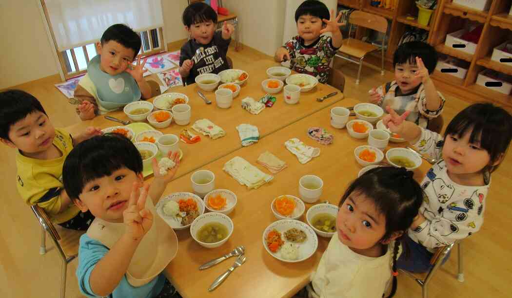 給食もお兄さんお姉さんたちのお部屋で食べます！