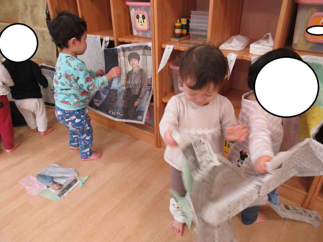 新聞紙の中から色のついたお花紙が出てきたよ!