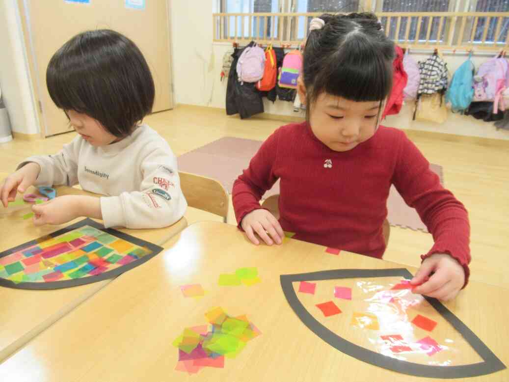 光に透かしてみると…