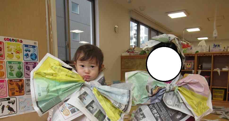 新聞紙のマントやリボンをつけて、プリンセスに大変身！