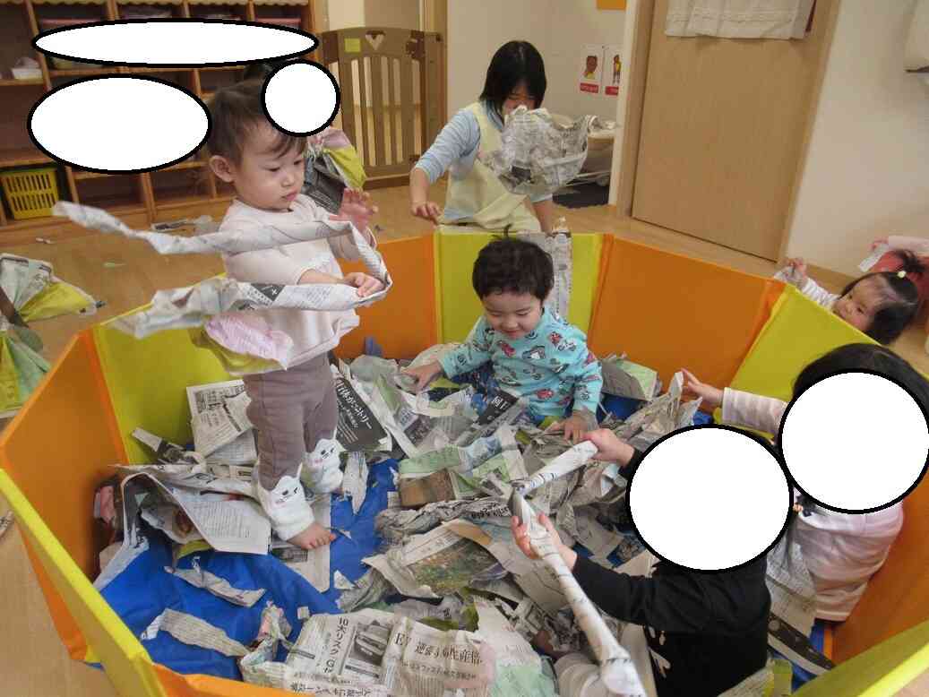 新聞紙を入れて、ボールプールを楽しんだよ！
