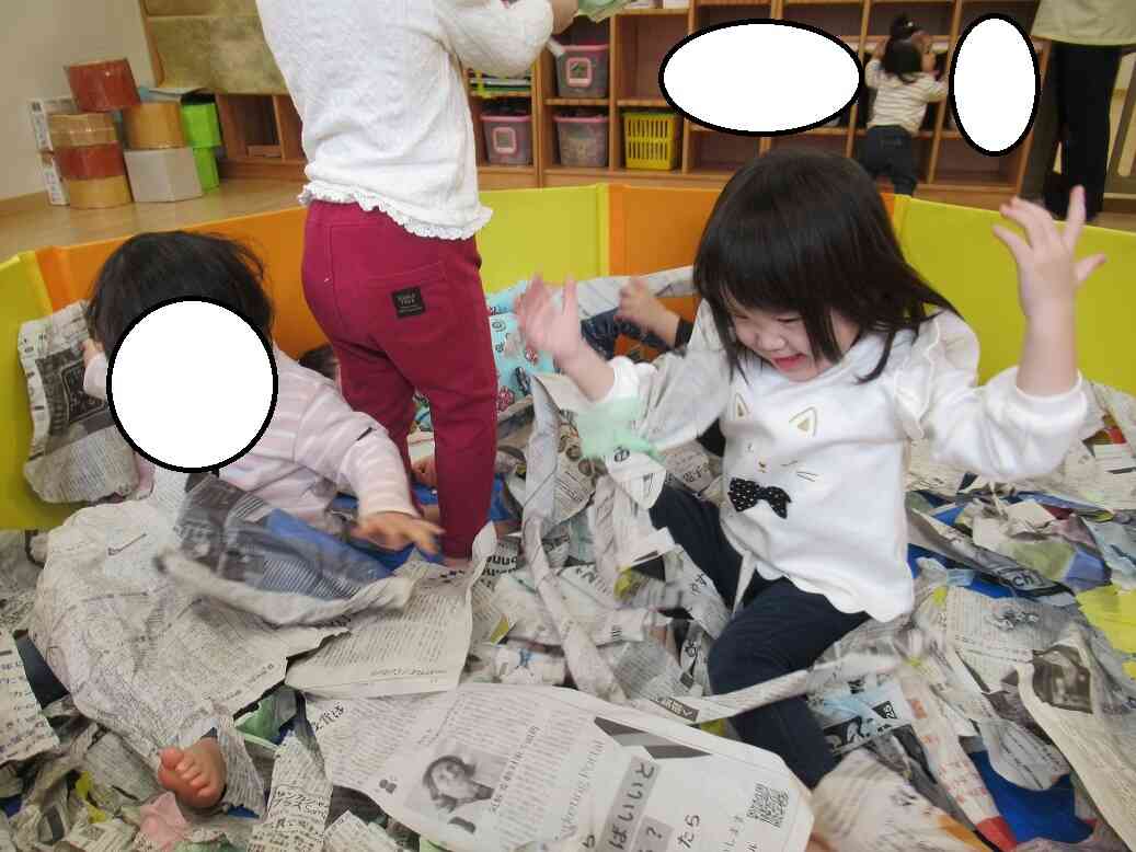お部屋の中で新聞遊びを楽しみました！