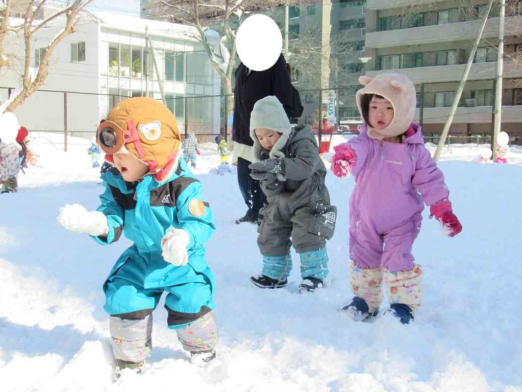 雪遊びを楽しみました‼(0歳児、１歳児クラス)