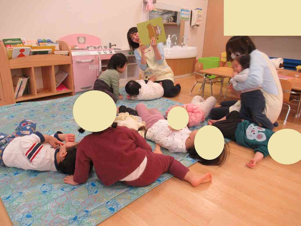 紙芝居に出てくる動物と一緒に『ごろん』