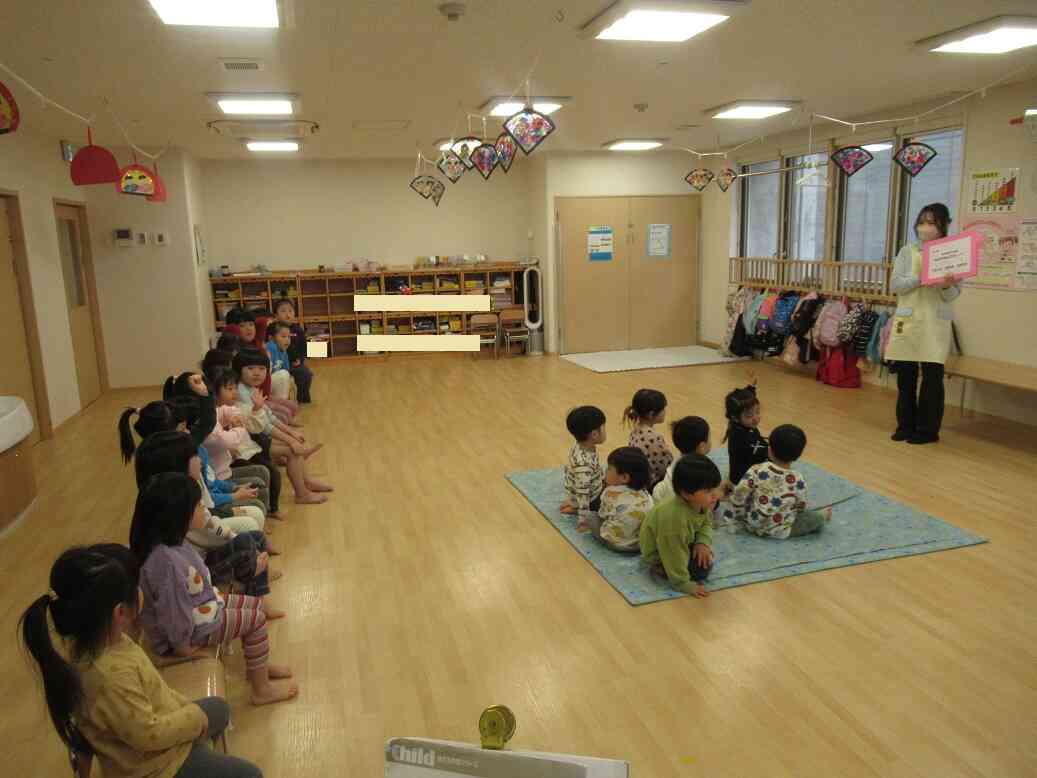 ２歳児と幼児クラスはひな祭りにまつわるクイズに挑戦！