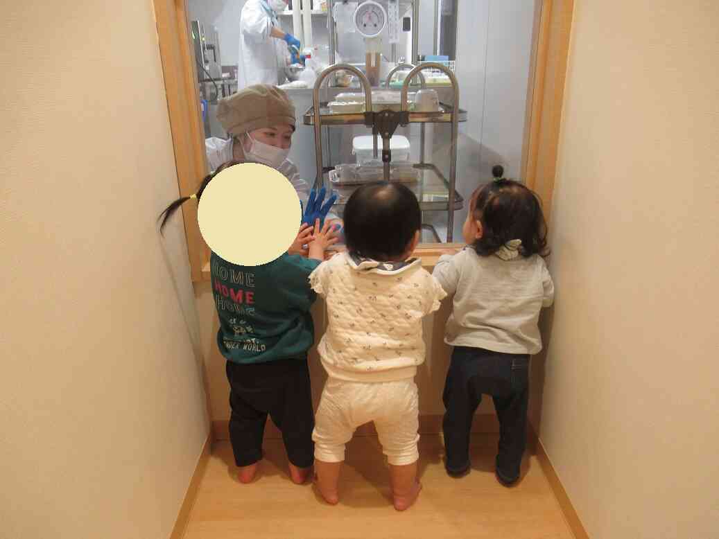 廊下で給食室をのぞき見♪