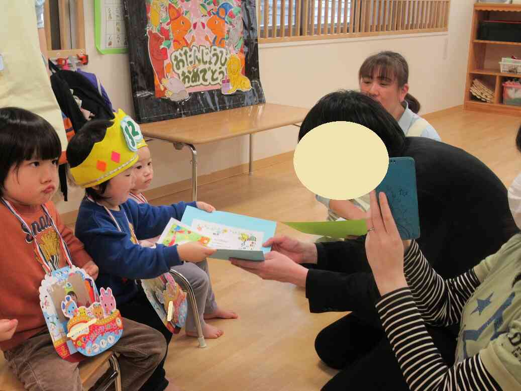 誕生児さんから保護者にプレゼントをしました！
